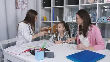 儿童`医生.. 母女在儿童医院办公室与医生沟通`..